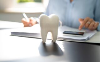 インプラントは医療費控除の対象？いくら戻る(還付金)の計算と確定申告のやり方