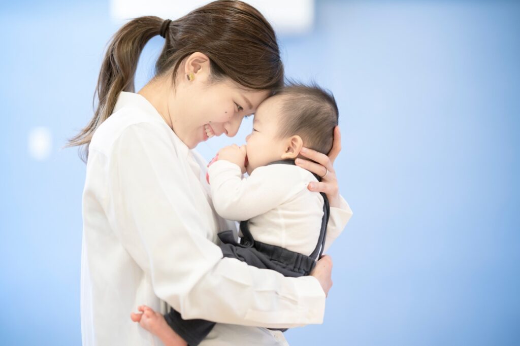 赤ちゃんの舌小帯短縮症は治療した方がいいの?母乳育児への影響について