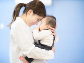 赤ちゃんの舌小帯短縮症は治療した方がいいの？母乳育児への影響について