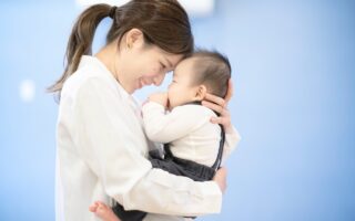 赤ちゃんの舌小帯短縮症は治療した方がいいの？母乳育児への影響について