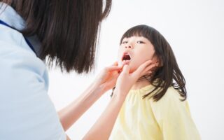 乳歯に穴があくのは虫歯が原因？虫歯じゃない原因と治療法も解説