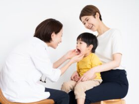 舌小帯短縮症とは？症状・リスク・治療法(手術の判断)についても解説
