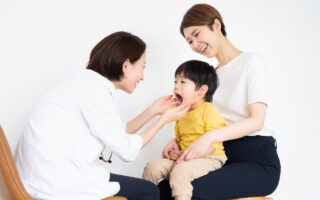 舌小帯短縮症とは？症状・リスク・治療法(手術の判断)についても解説